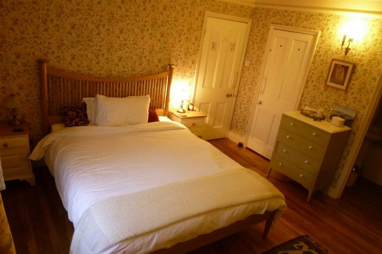 Manor Cottage Bed And Breakfast Віндзор Екстер'єр фото